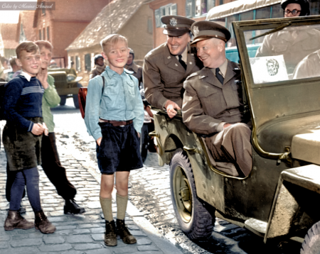 艾森豪威尔将军乘坐吉普车驶过德国一小学时，向三个德国小学生微笑。(Courtesy of Marina Amaral)