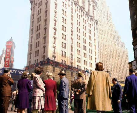 1944年6月6日，纽约时代广场上的人们正仰头阅读关于盟军诺曼底登陆的滚动新闻。(Courtesy of Marina Amaral)