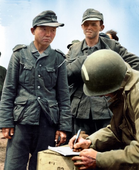  二战中曾为日本皇军、苏联红军和纳粹党卫军打仗的朝鲜裔军人杨景钟（Yang Kyoungjong，1920—1992，左）。(Courtesy of Marina Amaral)