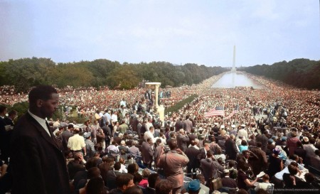 为工作和自由向华盛顿进军（也称“向华盛顿的伟大进军”）发生于1963年8月28日，是美国历史上最大的一场人权政治集会、美国首都最大规模的一次集会，也是美国最早进行电视直播的集会之一。(Courtesy of Marina Amaral)