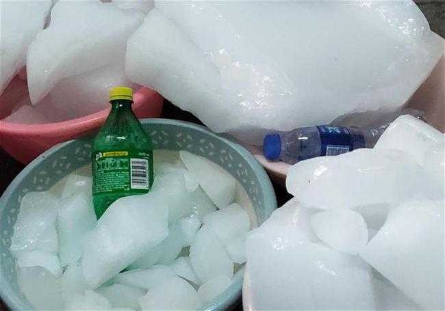 学生用冰块冰饮料。 （图／翻摄极目新闻）