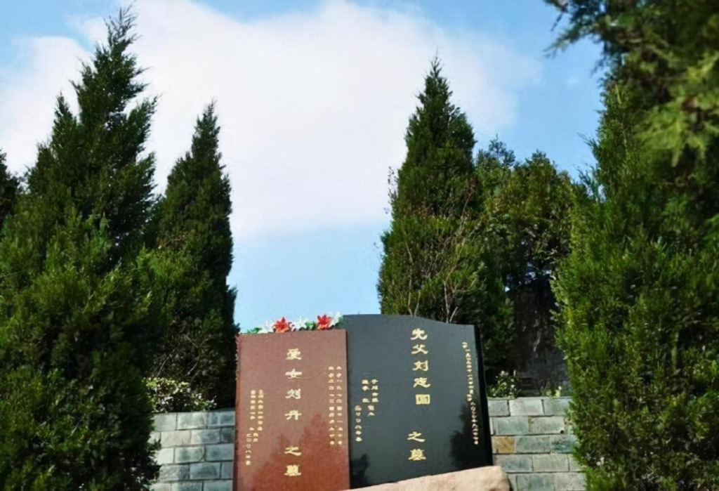 刘丹以及刘丹的父亲离世后葬在一起(图/取自微博)