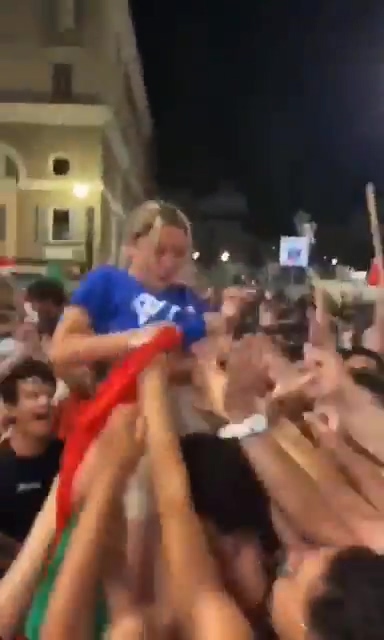 Celebration from the Italy fans in Rome .mp4_000001.747.jpg
