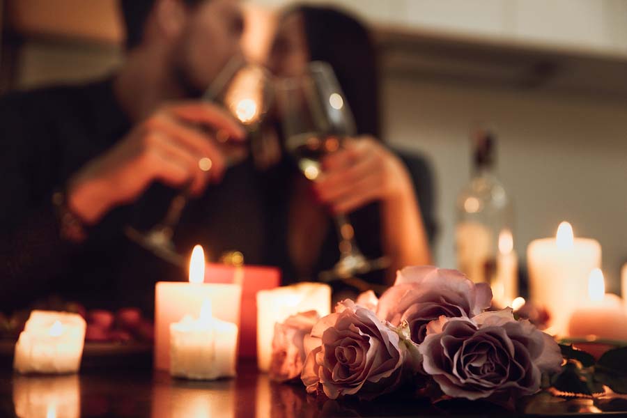 情侣在家约会15大浪漫提案！ 不出门踏青也能很有情趣